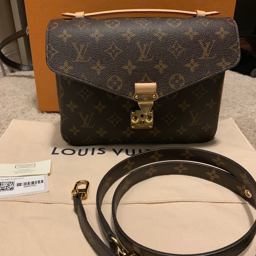 💥SOLD💥Authentic LV Pochette Metis